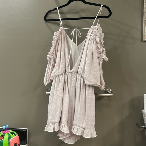 Wishlist Cold Shoulder beige romper -Medium - Picture 2 of 3